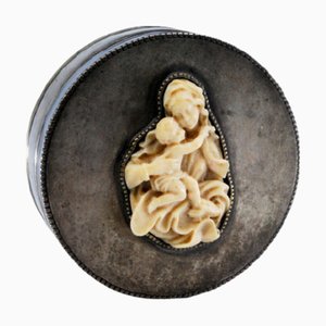Schlichte Silberdose mit runder Form und perlmuttfarbenen Rändern mit Lady und Boy auf dem Deckel