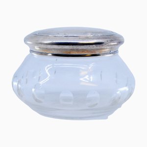 Flasche aus geschliffenem Glas mit silbernem Deckel mit Reliefs