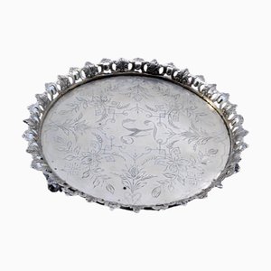 Silbernes Tablett mit gravierten Blumenmotiven und erhöhten Füßen