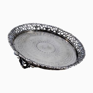 Silbernes Tablett mit Gitter, Boden mit griechischer Fries-Guillochierung und Monogrammkarte