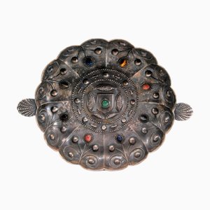 Silbernes Tablett mit eingelegten Farbsteinen und muschelförmigen, erhabenen Griffen