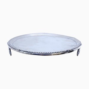 Silbernes Tablett mit Gravur, Perlmuttrand und radförmigen Füßen