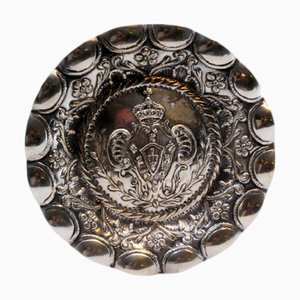 Posacenere in argento con motivi floreali in rilievo e stemma portoghese