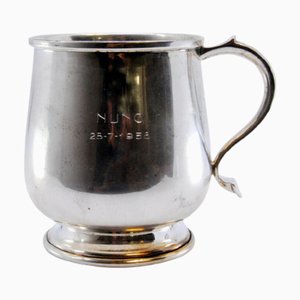 Silberner Becher mit Henkel und rundem Boden