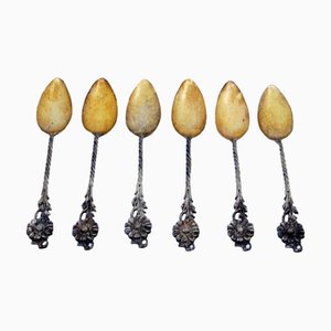 Silberne Teelöffel mit goldenen Muscheln und Blumen auf gedrehten Griffen, 6 . Set