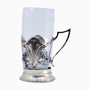 Säuregeätzter Glasbecher mit ausgeschnittenem silbernem Stand