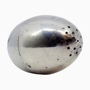 Silberner Salzstreuer in Eiform mit Ballast im Inneren