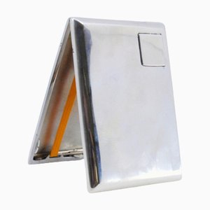 Einfaches silbernes Zigarettenetui mit Monogrammkarte und Klappdeckel