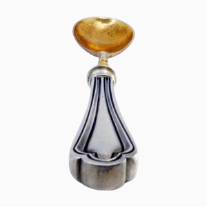 Silberner Saucenlöffel mit goldener Schale und erhabenen Streifen