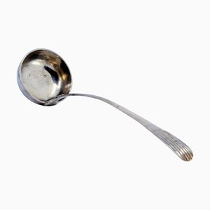 Silberne Suppenkelle mit geprägtem Griff