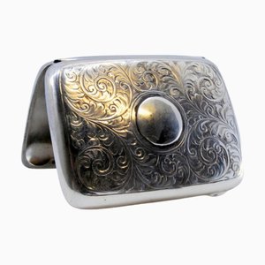 Silbernes Zigarettenetui mit gravierten Blumenmotiven