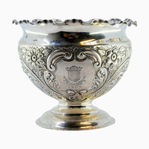 Silberne Schale mit floralen Reliefs und glattem rundem Fuß