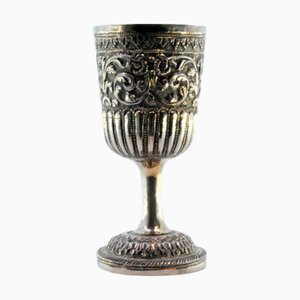 Kelch aus geriffeltem Silber mit erhabenem Rand mit floralen Motiven