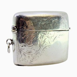 Geschwungene silberne Streichholzschachtel mit gravierten Pflanzenmotiven und Monogrammkarte