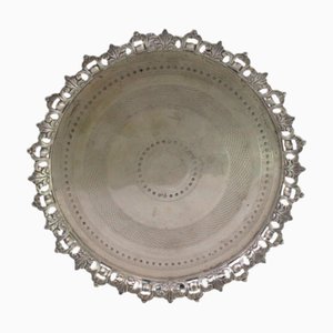 Silbernes Tablett mit Drahtgestell, geometrischen Guilloche-Figuren in der Mitte und erhöhten Füßen
