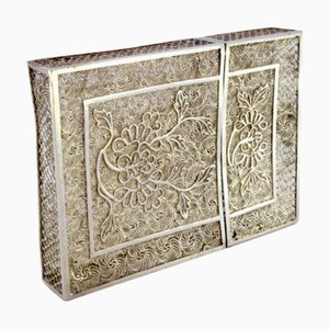 Filigraner silberner Karton mit floralen Motiven und abnehmbarem Deckel
