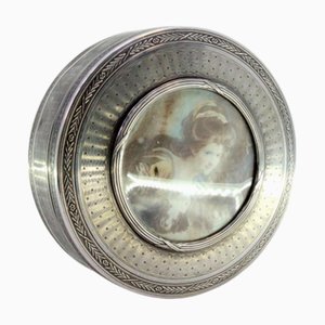 Schmuckkästchen aus Guilloche-Silber mit Randfriesen, goldenem Interieur mit Spiegel und figurativem Damendeckel