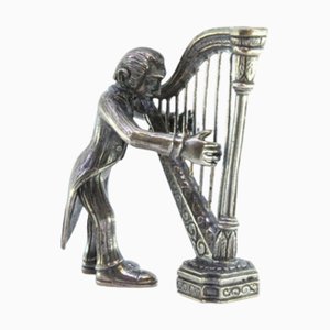 Silberne Figur eines Musikers, der die Harfe spielt
