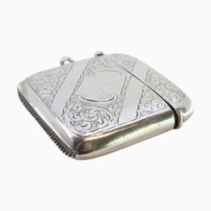 Silberne Streichholzschachtel mit gravierten Pflanzenmotiven, diagonalen Bändern und hängendem Ring