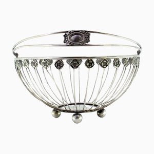 Silberne Obstschale mit erhabenen Blumenmotiven, Griff mit Monogramm-Plakette und kugelförmigen Füßen