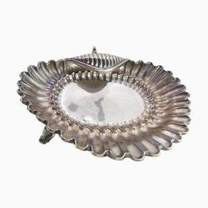 Silberne Obstschale in Muschelform mit Reliefs und fischförmigen Füßen