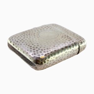 Streichholzschachtel aus gehämmertem Silber mit Monogrammkarte in der Mitte und Ring zum Aufhängen