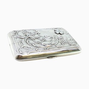 Silbernes Zigarettenetui mit geprägten Blumenmotiven