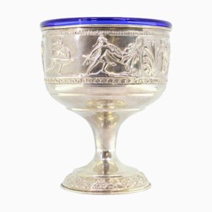 Silberne Obstschale mit blauem Glaskern und römischen Relieffiguren