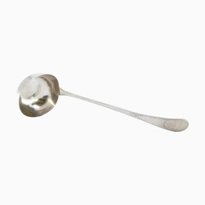 Silberne Suppenkelle mit gewelltem Griff und Monogrammkarte