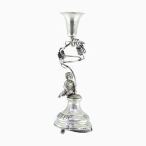 Silberner Zahnstocherhalter mit Akanthus und Kind auf Sockel mit Blumenmotiven