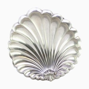 Muschelförmige Silberschale mit fischförmigen Füßen