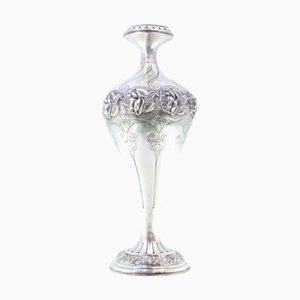 Silbervase mit Foral-Motiven und Randrüschen