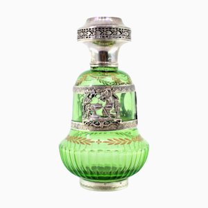 Likörflasche aus grünem Glas mit Reliefapplikationen und silbernem Deckel