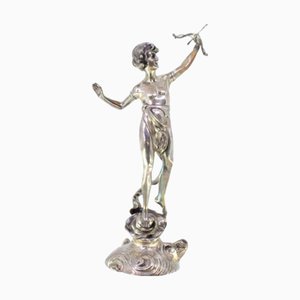 Silberne Statue eines perfekt geformten Bogenschützen