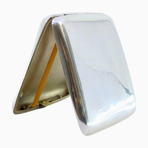Zigarettenetui aus Guilloche-Silber mit gebogenen Bändern
