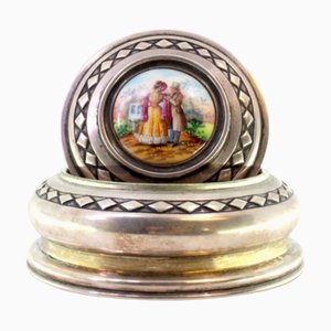 Silberne Schmuckschatulle mit rautenförmigen Rändern und galanter Szene in Emaille