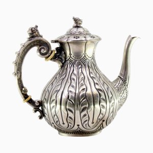 Silberne Kaffeekanne mit Reliefgravur und Henkeldeckel mit Drachenfigur