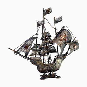 Silberne filigrane Karavelle mit Flaggen und Malteserkreuz-Segeln