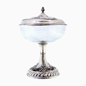 Bonbonniere aus Silber und geätztem Glas mit geprägten Schleifen, Girlanden und Cut-Out-Applikationen