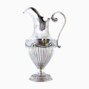 Wasserkrug aus geriffeltem Silber mit Gravur und Spiralgriff