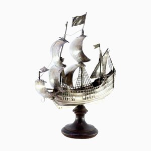 Silbernes Schiff mit Masten und Segeln