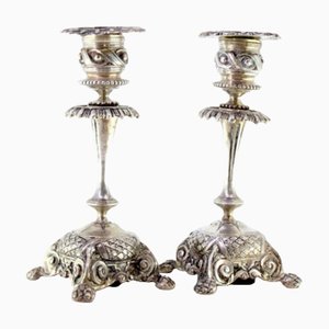 Niedrige Kerzenständer in Silber mit Applikationen und Gravuren, 2 . Set