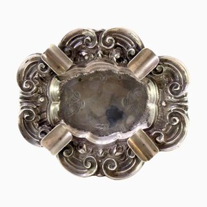 Silberner Aschenbecher mit Blumenmotiven und geprägten Muscheln