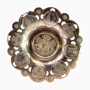Silberner Ring mit Rosetten in Relief und Münzen