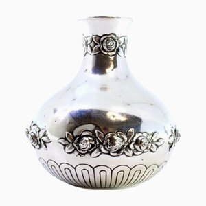 Kleiner Silberkrug mit Blumenmotiven