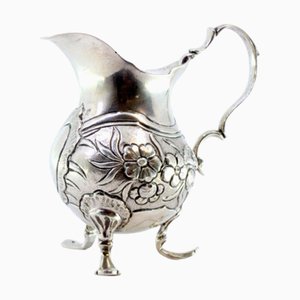 Silberner Creamer mit erhabenen Blumenmotiven