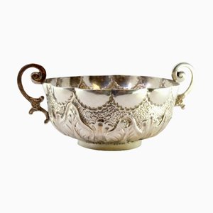 Versilberte Trommel mit geprägten Blumenmotiven