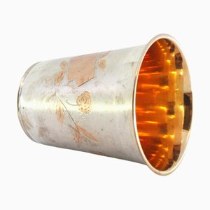 Matte silberne Tasse mit gravierten Blumenmotiven