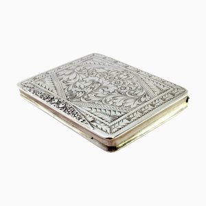 Silberne Schnupftabakdose mit erhabenen Blumenmotiven