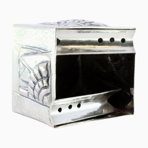 Aschenbecher aus gehämmertem Silber mit würfelförmigen Reliefs und Zigarettenspitzen